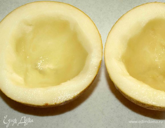 Дыня нам нужна небольшая. У меня колхозница. Дыню очень тщательно промыть. Разрезать пополам. Удалить семена и часть мякоти (но не фанатично).