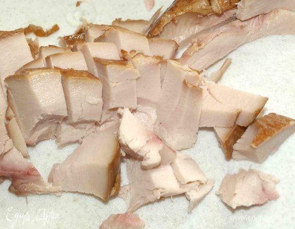 Курицу нарезать на небольшие кусочки.