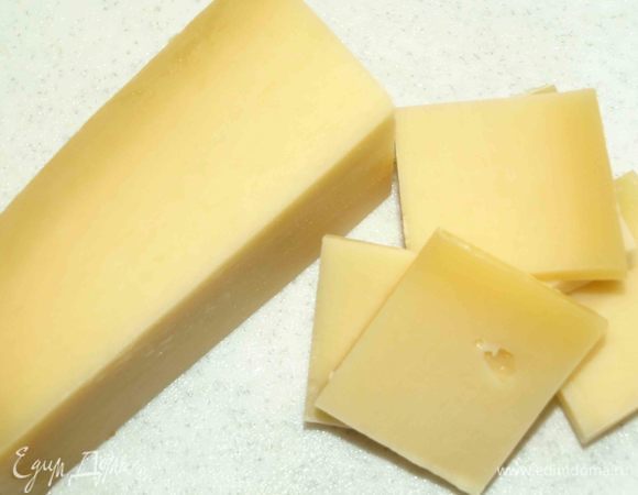 Сыр нарезать на небольшие кусочки или натереть на крупной терке.