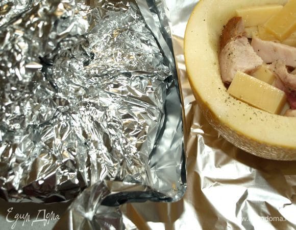 Заворачиваем в фольгу так, чтобы фольга не соприкасалась с сыром. Отправляем в заранее разогретую до 180ºС духовку и запекаем 40–50 минут.