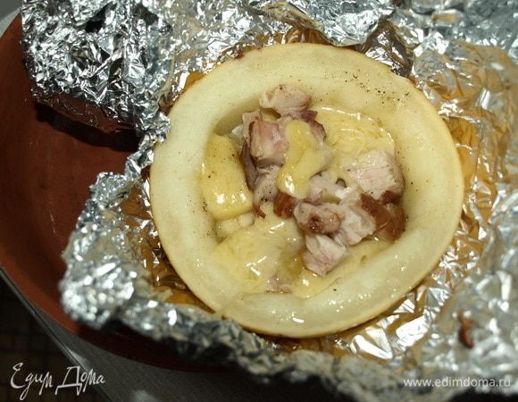 Достаем готовую дыню с курицей и сыром из духовки. Извлекаем из фольги. Ставим на тарелку, добавляем базилик и подаем к столу.