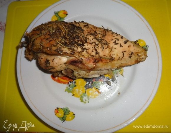 Куриную грудку вымыть, обсушить. Смазать растительным маслом, посыпать солью, приправами и дать постоять 15–20 мин. Затем запечь в духовке при 180°C до готовности. Готовую грудку остудить.