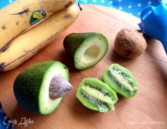 Подготовить фрукты. Киви — 2 маленьких или 1 крупный.