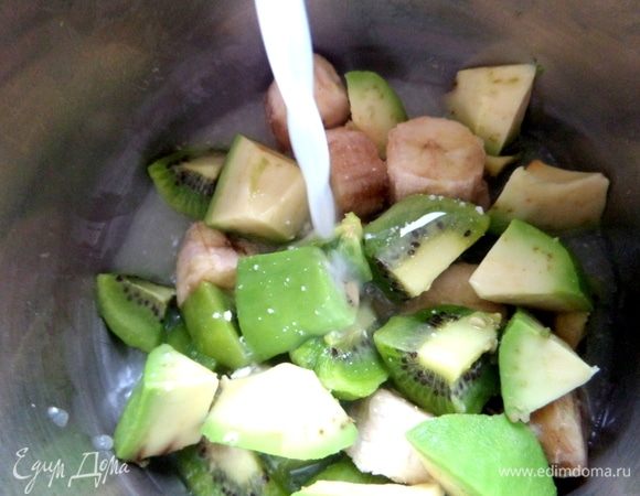 Нарезать на кусочки, влить холодную сыворотку.