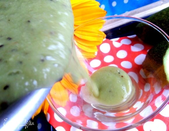 Разлить по бокалам.