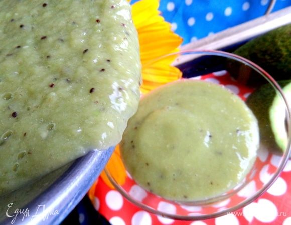 Смузи густой, так как мне нужно было использовать целый банан, но можно и половинку.