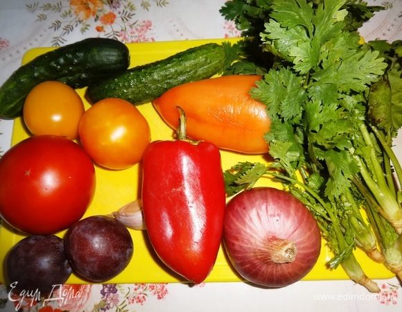 Подготовить необходимые овощи, фрукты и зелень для приготовления салата.