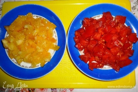 Оба вида помидоров вымыть, обсушить, нарезать мелкими кубиками в отдельную посуду.
