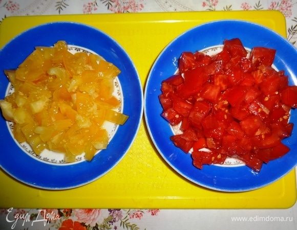 Оба вида помидоров вымыть, обсушить, нарезать мелкими кубиками в отдельную посуду.