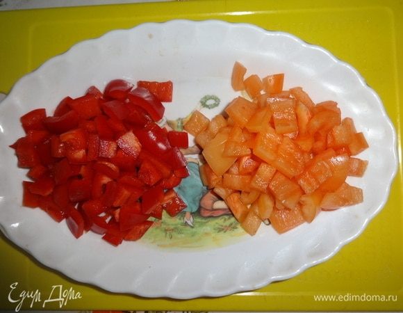 Перцы вымыть, обсушить, удалить семена. Нарезать мелкими кубиками.