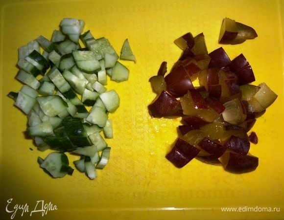 Огурец и сливы вымыть, обсушить. Огурец нарезать мелкими кубиками. Из слив удалить косточки и нарезать небольшими кусочками.