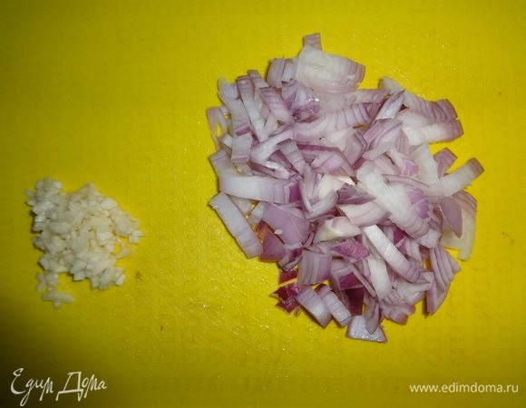 Лук и чеснок очистить. Лук нарезать мелкими кубиками. Чеснок нарезать очень мелко.