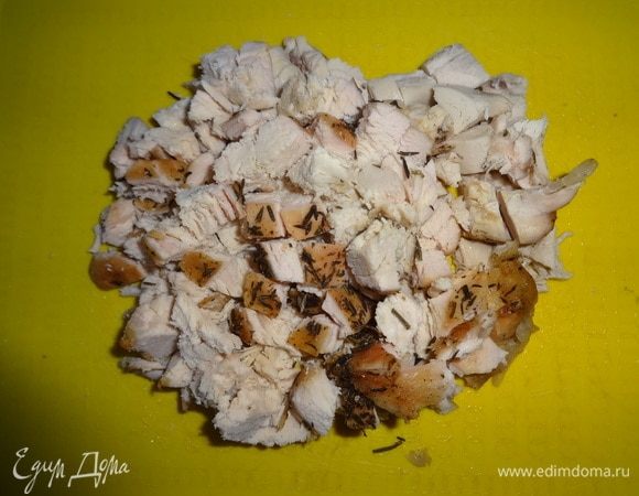 Запеченную куриную грудку нарезать мелкими кубиками.