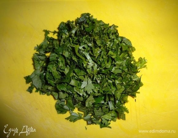 Кинзу вымыть, обсушить, мелко нарезать.