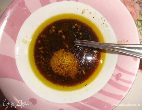 Для заправки соединить горчичное масло, белый виноградный уксус, соевый соус, зернистую горчицу, соль, сахар и перец. Добавить нарезанный чеснок. Тщательно перемешать.