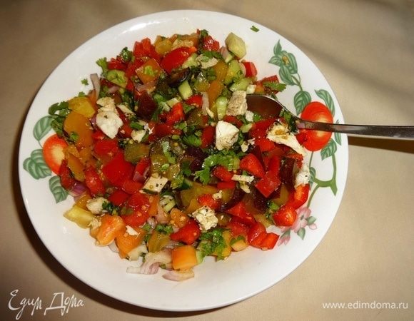 Далее выкладываем все части салата в глубокую чашку и перемешиваем. Менее эстетично, но тем не менее очень вкусно. Угощайтесь! Приятного аппетита!