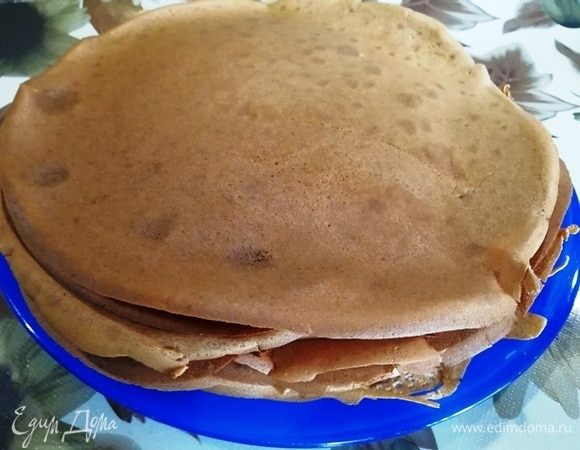 На разогретой сковороде жарим тонкие блинчики.