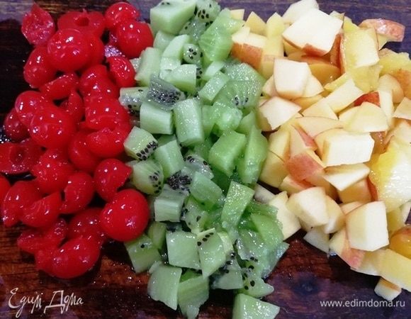 Фрукты и ягоды нарезаем.