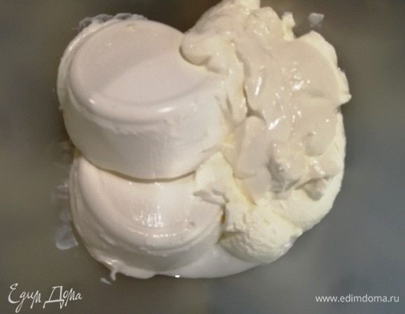 Подготавливаем творожный сыр и сметану.