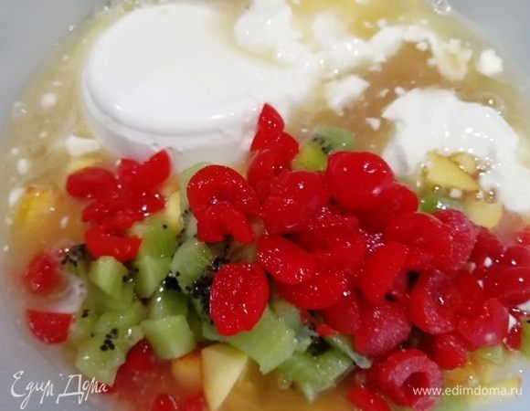 Добавляем ягоды и фрукты, вливаем слегка остывший желатин. Перемешиваем.