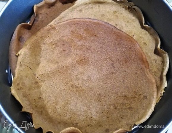 На дно разъемной формы выкладываем два блина.