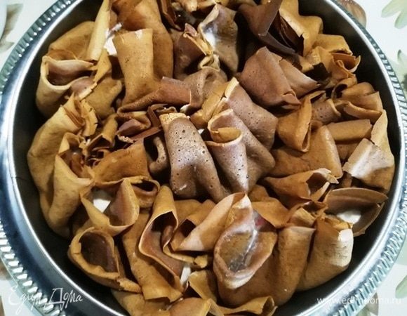 Все подготовленные блинные кулечки с начинкой устанавливаем в разъемную форму поверх уложенных блинов.