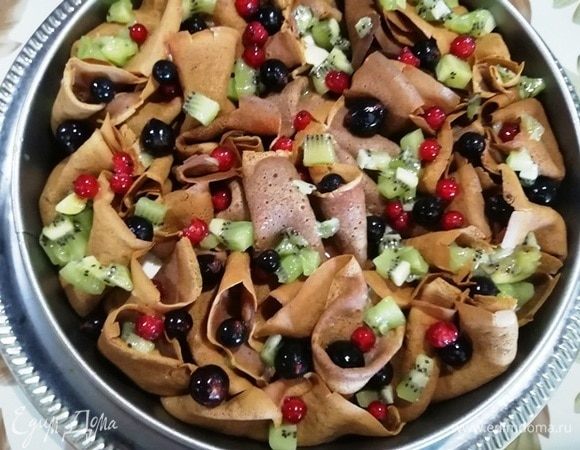 Сверху выкладываем еще немного ягод.