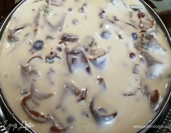 Заливаем все блинчики оставшейся начинкой. Убираем в холодильник на 1 час.