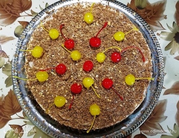 Верх торта украшаем по желанию. У меня — натертый шоколад и коктейльные вишни. Можете полить шоколадной глазурью.
