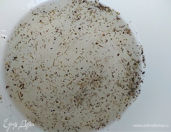 В миску насыпать соль и травки, влить масло кипятком, перемешать.