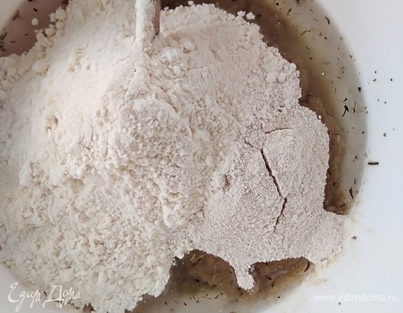 Всыпать оба вида муки и замесить тесто.