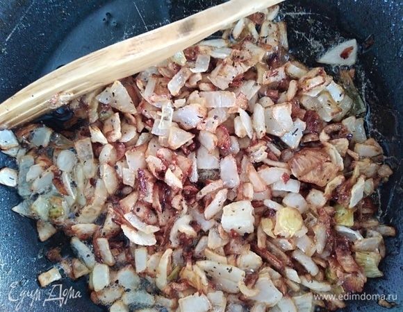 Всыпать сахар и прованские травы, прибавить огонь и готовить еще 2 минуты, чтобы лук закарамелизовался.