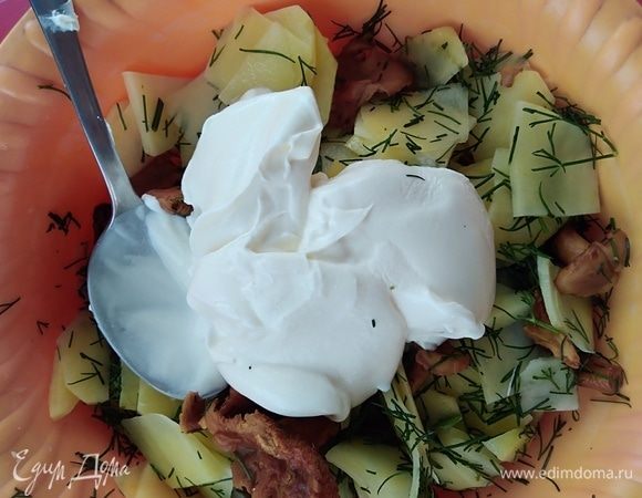 Добавить сметану.