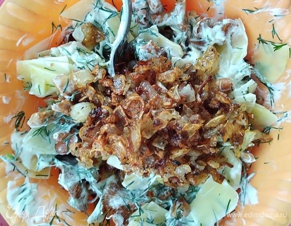 Карамельный лук и перемешать.