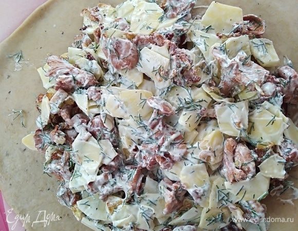 Духовку разогреть до 170°С. Тесто раскатать на бумаге для выпечки. Оно мягкое, но очень пластичное. Разложить начинку на середину теста, оставив края свободными.