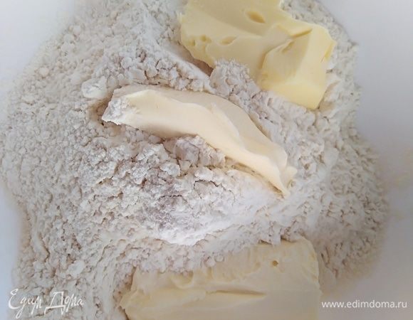 Муку, разрыхлитель, щепотку соли и масло из холодильника перетереть руками или воспользоваться комбайном.