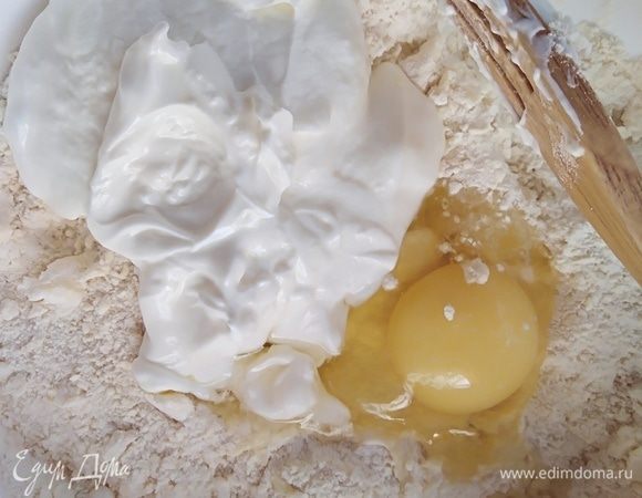 Добавить йогурт (у меня 7%) и яйцо. Перемешать.