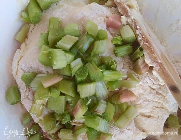 Добавить нарезанный ревень и вмешать его в тесто. Можно посыпать руки мукой.