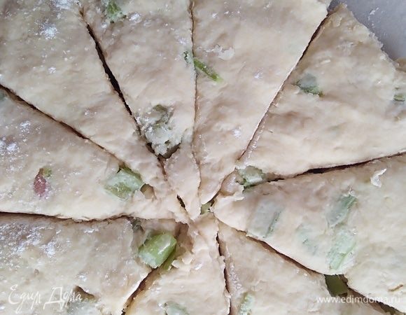 Духовку разогреть до 180°C. Тесто расплющить руками на бумаге, толщина — примерно 2 см.