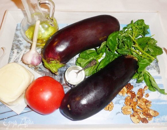 Подготовим все ингредиенты. Овощи и зеленый базилик помыть. Баклажаны вытереть насухо. Базилик обсушить на бумажной салфетке.