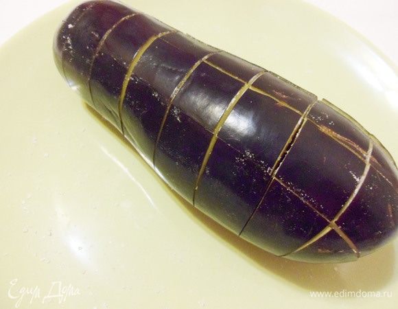 Немного посолить, соль должна попасть в надрезы. Оставить на 15 минут.