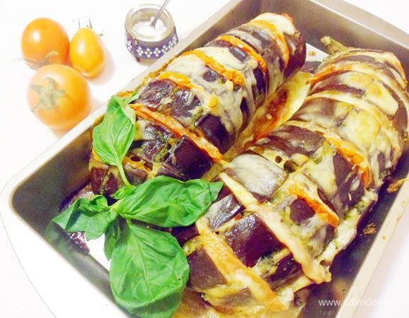 Запекать около 50 минут в предварительно разогретой до 180°C духовке. Расположить форму с баклажанами посередине духовки.