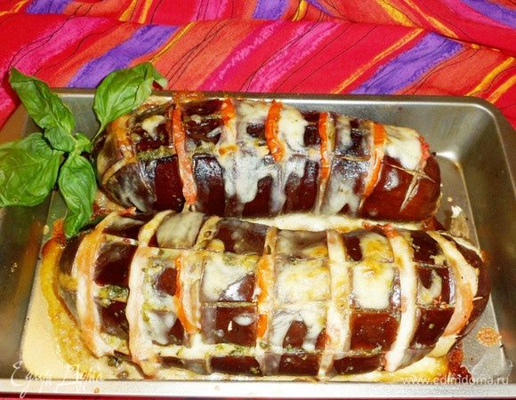 Запеченные баклажаны с томатами, моцареллой и соусом песто готовы. Приятного аппетита!