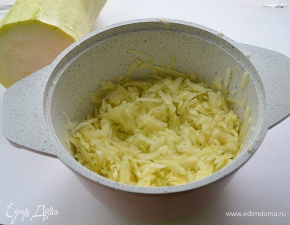 Кабачок почистить от кожуры и семян (можно взять молодой кабачок без видимых семян) и натереть на средней терке.