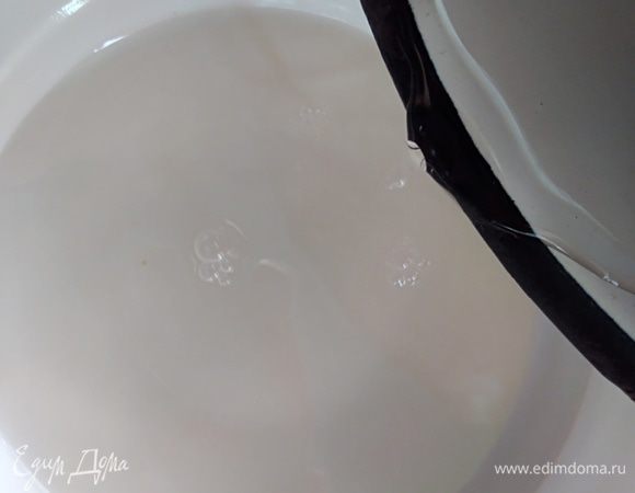 Сварить сироп из сахара и воды, остудить.