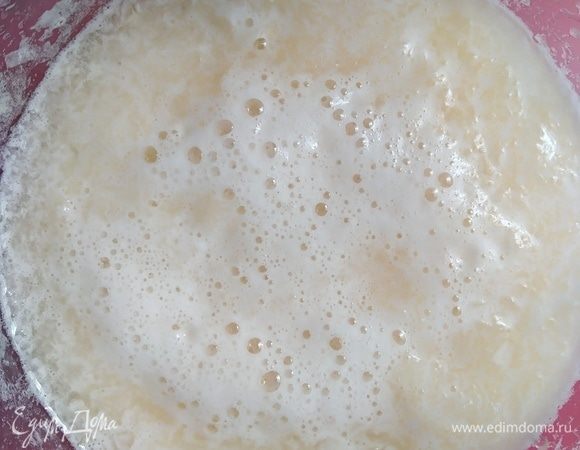 Дыню спелую и сладкую очистить от шкурки и взбить блендеров или в комбайне с насадкой нож.