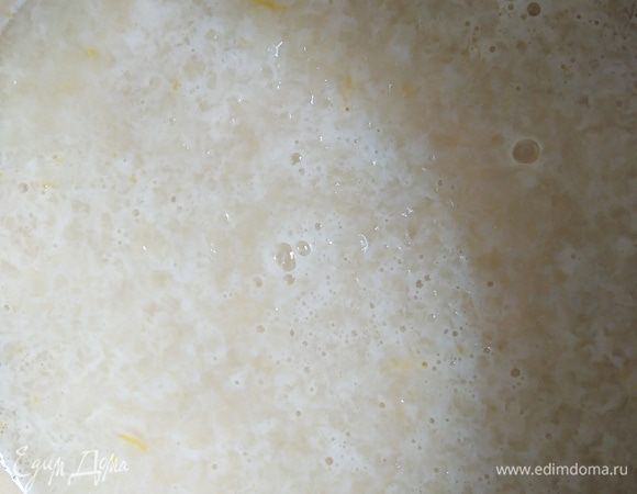 Соединить сироп, цедру и сок лимона и дыню. Перемешать.