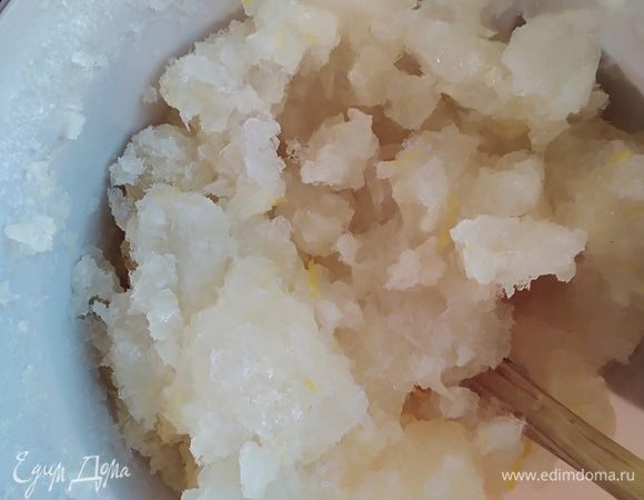 Убрать смесь в морозилку на 6–7 часов, каждый час перемешивать. Можно заморозить в маленьких формочках, тогда сорбет будет готов через 3–4 часа.