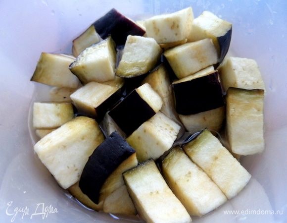 Замочить в воде с солью.