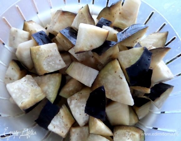 Минут через 10 дать стечь. Так они меньше возьмут на себя масла при обжаривании.